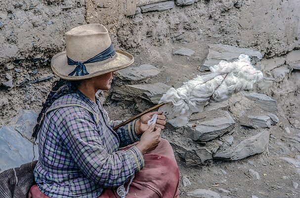 Spinning Wool into Thread peru
